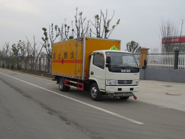 江特牌JDF5070XRYE5型易燃液体厢式运输车
